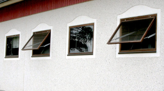 Pinta: Valkoinen pesubetoni. <br> Avattavat ikkunat, joissa Holvikaari-peilit